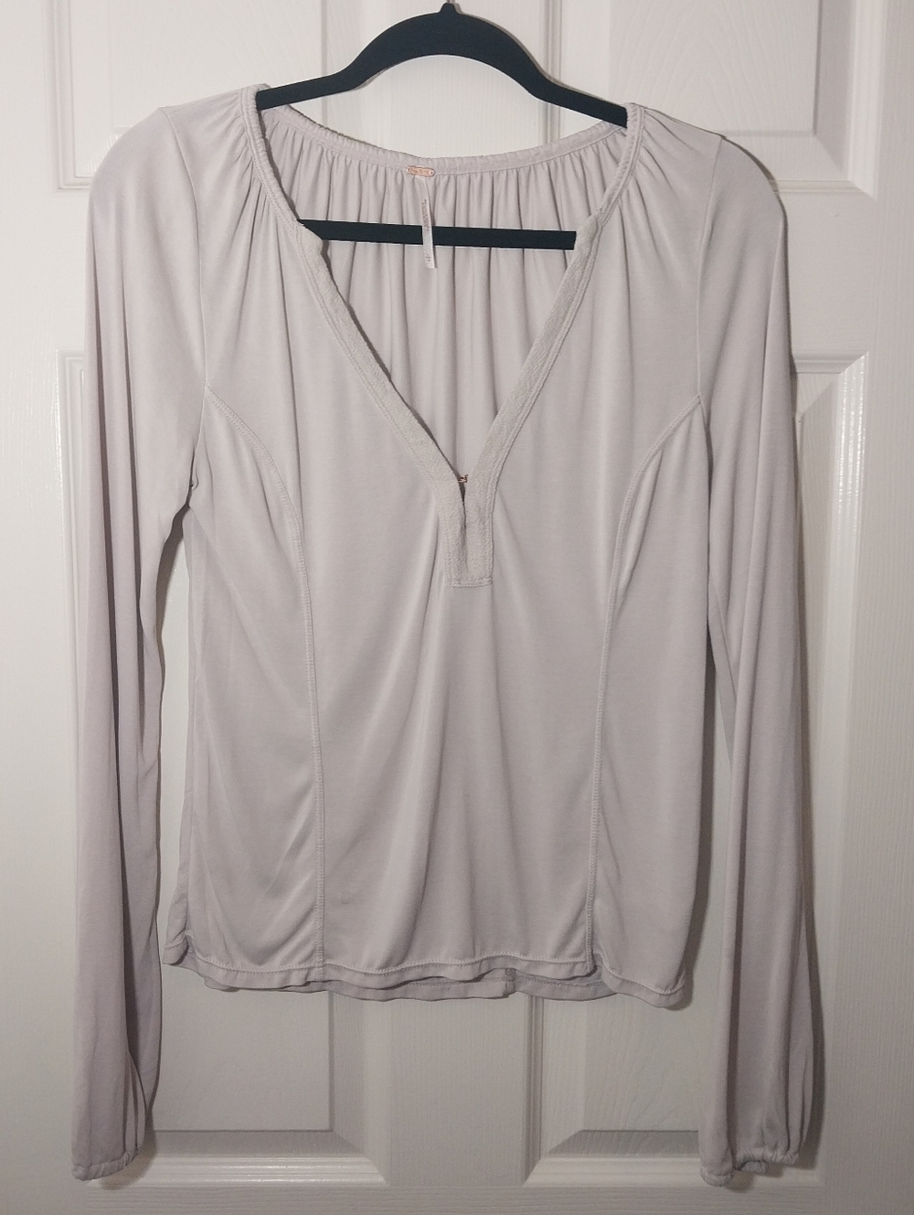 Free People Light Beige Long Sleeve V-Neck Pullover Size L